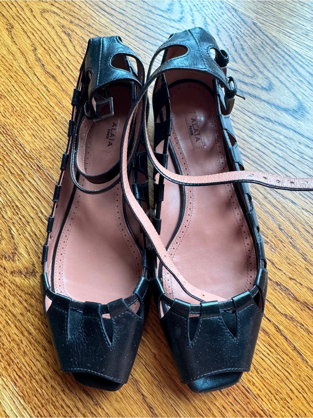 ALAïA PARIS CUT OUT FLATS?!?!